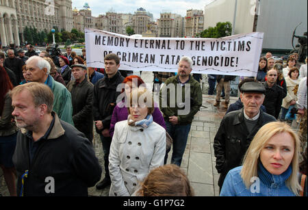 Kiev, Ukraine. 18 mai, 2016. Les Tatars de marquer le 72e anniversaire de l'expulsion forcée des Tatars de Crimée à leur patrie à l'Asie centrale en 1944 par le dictateur soviétique Joseph Staline, le 18 mai 2016. 18 mai, 2016. Credit : Sergii Kharchenko/ZUMA/Alamy Fil Live News Banque D'Images