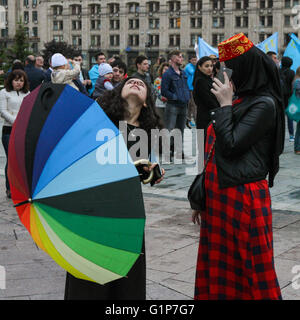 Kiev, Ukraine. 18 mai, 2016. Les Tatars de marquer le 72e anniversaire de l'expulsion forcée des Tatars de Crimée à leur patrie à l'Asie centrale en 1944 par le dictateur soviétique Joseph Staline, le 18 mai 2016. 18 mai, 2016. Credit : Sergii Kharchenko/ZUMA/Alamy Fil Live News Banque D'Images