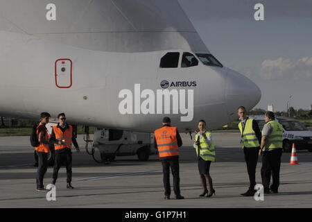 Bucarest, Roumanie. 18 mai, 2016. L'Airbus A300-600ST (Super transporteurs), le béluga, est accueilli pour le premier atterrissage sur l'Aéroport International Henri Coanda de Bucarest. Crédit : Gabriel Petrescu/Alamy Live News Banque D'Images