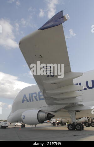 Bucarest, Roumanie. 18 mai, 2016. L'Airbus A300-600ST (Super transporteurs), le béluga, est accueilli pour le premier atterrissage sur l'Aéroport International Henri Coanda de Bucarest. Crédit : Gabriel Petrescu/Alamy Live News Banque D'Images