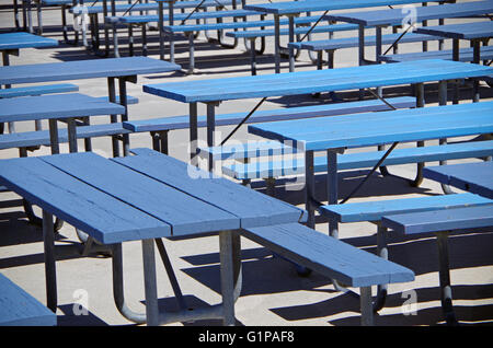 Des bancs de pique-nique bleu dans la foule arrangement Banque D'Images