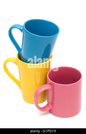 Belles tasses couleur sur fond blanc Banque D'Images