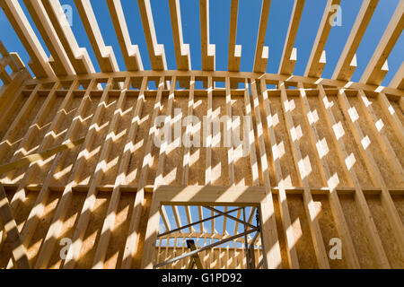 Construction à ossature bois en cours de construction. Structure en bois partiellement terminée. Banque D'Images