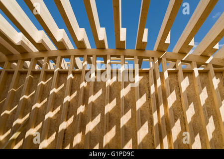 Construction à ossature bois en cours de construction. Structure en bois partiellement terminée. Banque D'Images