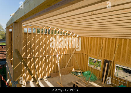 Construction à ossature bois en cours de construction. Structure en bois partiellement terminée. Banque D'Images