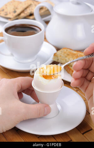 Une tasse de café avec un oeuf dur et du pain grillé pour le petit déjeuner Banque D'Images