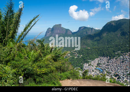 Vue sur l'horizon panoramique au-dessus de Sao Conrado avec Pedra da Gavea montagne et la communauté de la favela Rocinha à Rio de Janeiro Banque D'Images