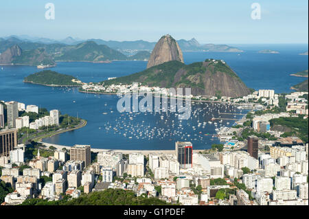 Scenic classique donnent sur les toits de la ville de Rio de Janeiro avec le Mont Sugarloaf, Botafogo, et la baie de Guanabara Banque D'Images