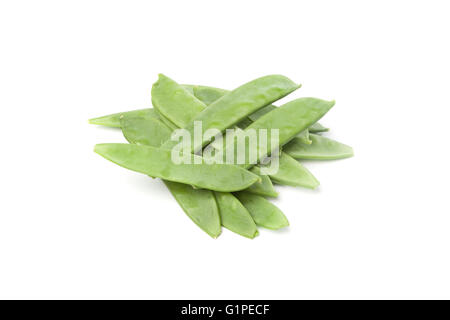 Les gousses de pois sucre vert fesh, isolé sur fond blanc. Banque D'Images