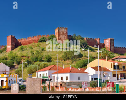 Le Portugal, l'Algarve : Vue de château de Silves mauresque Banque D'Images