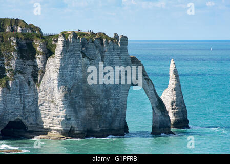 Vue de la Porte d'aval et l'aiguille Aiguille à Etretat, Côte d'Albâtre, Normandie Banque D'Images