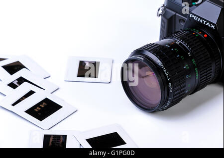 Vieille caméra 35 mm et certains montés des transparents. Banque D'Images
