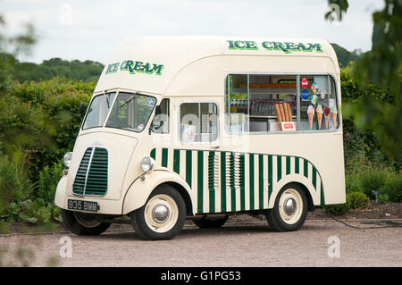 Image d'un vintage/classic ice cream van en vert et blanc garé dans un cadre rural. Banque D'Images