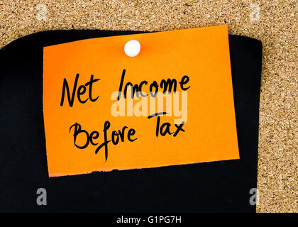 Résultat Net Avant Impôt écrit sur papier orange note épinglée sur le panneau de liège avec blanc punaises, copie espace disponible Banque D'Images