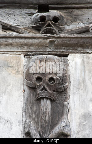 Sculptures murales dans le cimetière de la peste de l'aître Saint-maclou, site de charnier de pestiférés, Rouen Banque D'Images