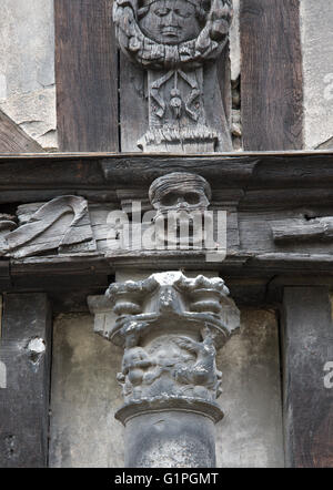 Sculptures murales dans le cimetière de la peste de l'aître Saint-maclou, site de charnier de pestiférés, Rouen Banque D'Images