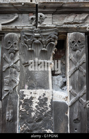 Sculptures dans la cour du mur aître Saint-maclou, site de charnier de pestiférés, Rouen Banque D'Images