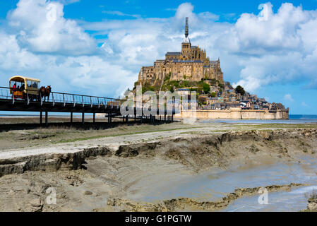 Calèche transportant les touristes plus de passerelle vers le Mont Saint Michel, Normandie, France Banque D'Images