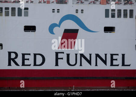 Southampton, UK - 14 mai 2016. L'aigle rouge des ferries Red Funnel, la position de l'île de Wight en voile de Southampton Water. Banque D'Images