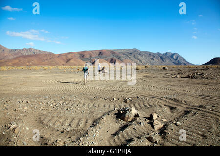 Visiteurs en Aussenkehr paysage désertique en Namibie Banque D'Images