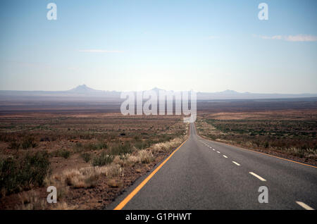 Vue de l'autoroute B1 dans le nord de la Namibie région ais ais Banque D'Images