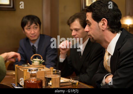 Les hommes d'affaires japonais au bar Banque D'Images