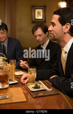 Les hommes d'affaires japonais au bar Banque D'Images