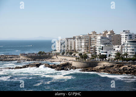 SEA POINT CAPE TOWN AFRIQUE DU SUD. La côte atlantique et en mer des propriétés face à un point de villégiature populaires à Cape Town Banque D'Images