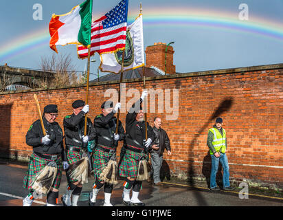 American band irlandais sur les sentiers de l'Arbour Hill à Dublin pour l'Insurrection de Pâques 1916 Activités du Centenaire portant des drapeaux. Banque D'Images