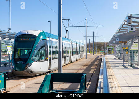 Un Citadis ALSTOM tramway de Nottingham (NET) au sud de Clifton, le Clifton Hotel, Nottingham, England, UK Banque D'Images