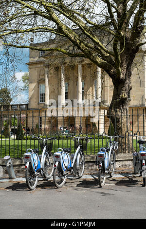 Autour de la ville de Bath somerset Angleterre Royaume-Uni Holburne Museum et vélos Next à louer Banque D'Images