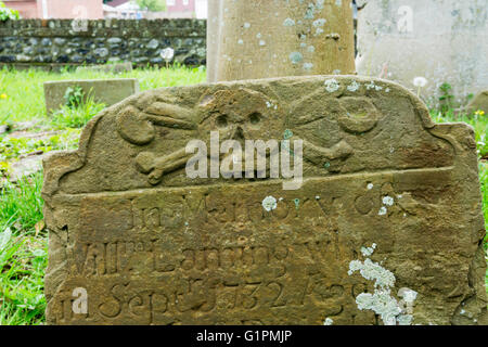 Sculpture tête de mort sur une pierre tombale du 18ème siècle en Birchington cimetière. Banque D'Images