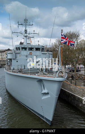 Le HMS Atherstone M38 une mine Sweeper classe Hunt dans le port de Bristol Banque D'Images