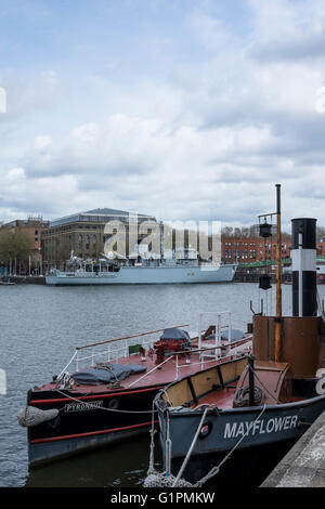 Le HMS Atherstone M38 une mine Sweeper classe Hunt dans le port de Bristol Banque D'Images