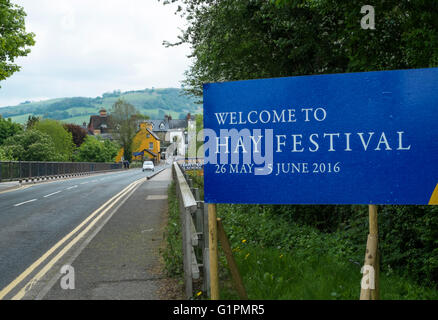 Hay-on-Wye une petite ville célèbre pour ses librairies et un festival littéraire en Powys Pays de Galles au Royaume-Uni. Bienvenue à Hay Festival 2016 Banque D'Images