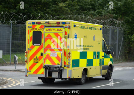 Un Welsh ambulance sur la route à Llantrisant, Galles du sud. Banque D'Images