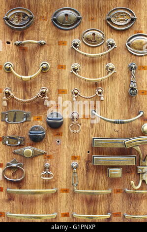 Poignées de porte en laiton et bronze vendu dans une quincaillerie Banque D'Images