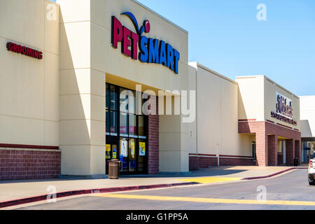 L'extérieur d'une entreprise traitant des marchandises Petsmart pour animaux domestiques sur Memorial road, à Oklahoma City, Oklahoma, USA. Banque D'Images