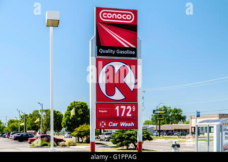 Un pole sign advertising Conoco's Circle K station-service et un dépanneur. Banque D'Images