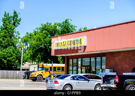 Dollar General, un magasin d'épargne extérieur en Oklahoma City, Oklahoma, USA. Banque D'Images
