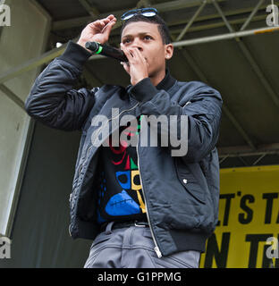 Philadelphia, PA, USA. 15 mai, 2016. Le rappeur américain Yazz le plus grand effectue à l'ADL 6e marche annuelle contre la haine. Banque D'Images