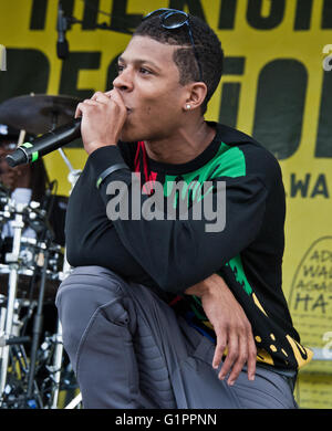 Philadelphia, PA, USA. 15 mai, 2016. Le rappeur américain Yazz le plus grand effectue à l'ADL 6e marche annuelle contre la haine. Banque D'Images