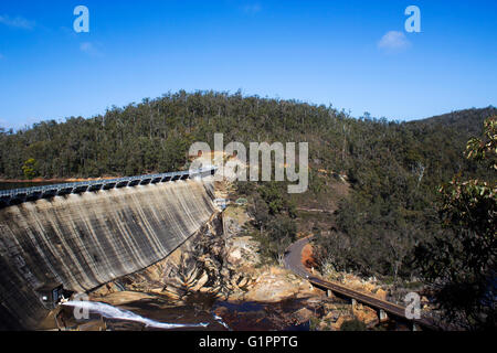 La diffusion de l'eau et le débordement sur l'énorme mur de béton et de halage, de Wellington, près de Colley à l'ouest de l'Australie. Banque D'Images