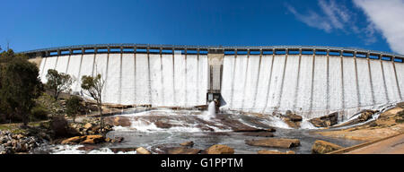 La diffusion de l'eau et le débordement sur l'énorme mur de béton et de halage, de Wellington, près de Colley à l'ouest de l'Australie. Banque D'Images