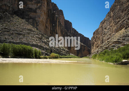 Rio Grande River quitte Santa Elena Canyon près de Castolon, au Texas dans le Big Bend National Park. Banque D'Images