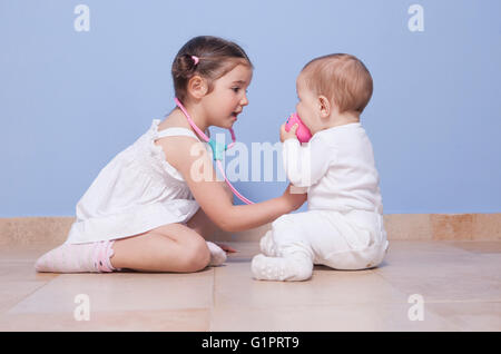 Petit frère et sœur jouant tout-petits doctor with stethoscope Banque D'Images