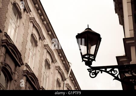 Vintage lampe de rue sur le mur de l'immeuble. Photo avec effet sépia Banque D'Images