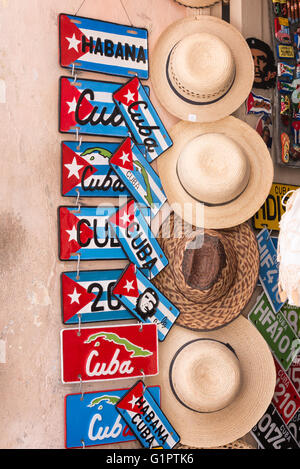 Plaques souvenirs et de chapeaux à vendre dans la vieille Havane, Cuba Banque D'Images