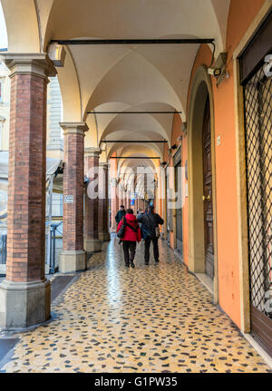 La vue quotidienne de passage de Bologne. Banque D'Images