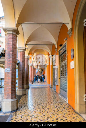 La vue quotidienne de passage de Bologne. Banque D'Images